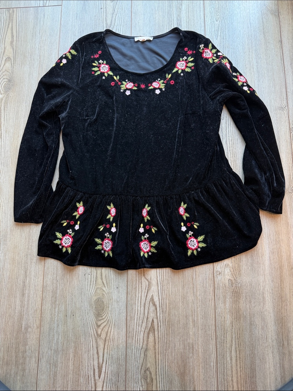Solitaire Black Top with Red Logo Label